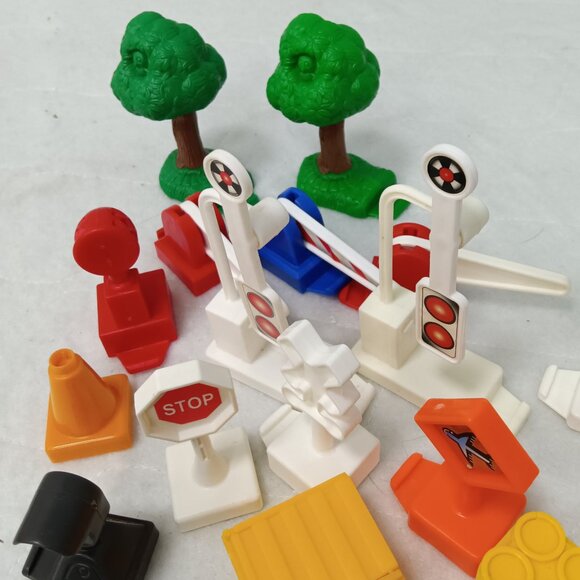 Fisher Price GeoTRAX Accessories Lights Signs Trees Barricades Rocks Lot of 23 - Picture 4 of 5